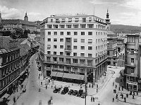 Zgrada 'Assicurazioni Generali', Trg bana Jelačića 3, 1938–1939  Zgrada Assicurazioni Generali na Trgu bana Jelačića 3 /Tkalčićeva 1 sagrađena je 1938./1939. prema projektu Marcella Piacentinija. Nabusita, masivna i akontekstualna gradnja talijanskog fascio-racionalizma, trajno osporavana zbog svog formata i grubog zaklanjanja vidika na gornjogradsku akropolu, no ujedno izvrsne prostorne organizacije, posebice korisničke distribucije u parternoj zoni, s elegantnim detaljiranjem u skupocjenom materijalu. U prvom katu dviju glavnih fronti zgrade poslovne prostorije Udruženja hrvatskih arhitekata i Društva arhitekata Zagreba.